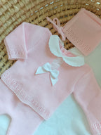 Ensemble complet naissance 0/3 mois, rose avec détails et noeud satiné blanc + dentelle