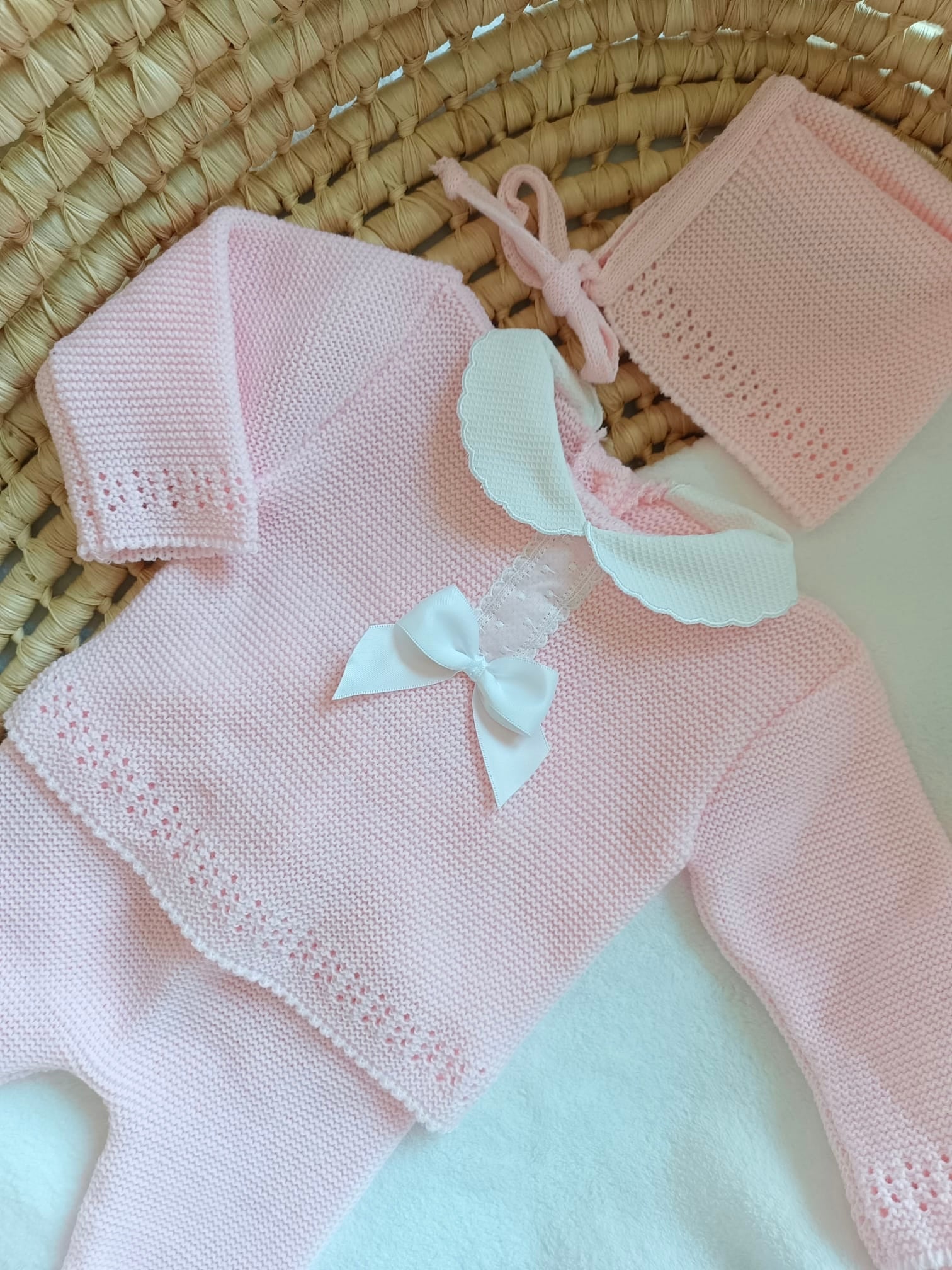 Ensemble complet naissance 0/3 mois, rose avec détails et noeud satiné blanc + dentelle
