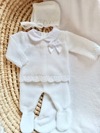 Ensemble complet blanc avec détails dentelle + petit noeud satine blanc 0/3 mois