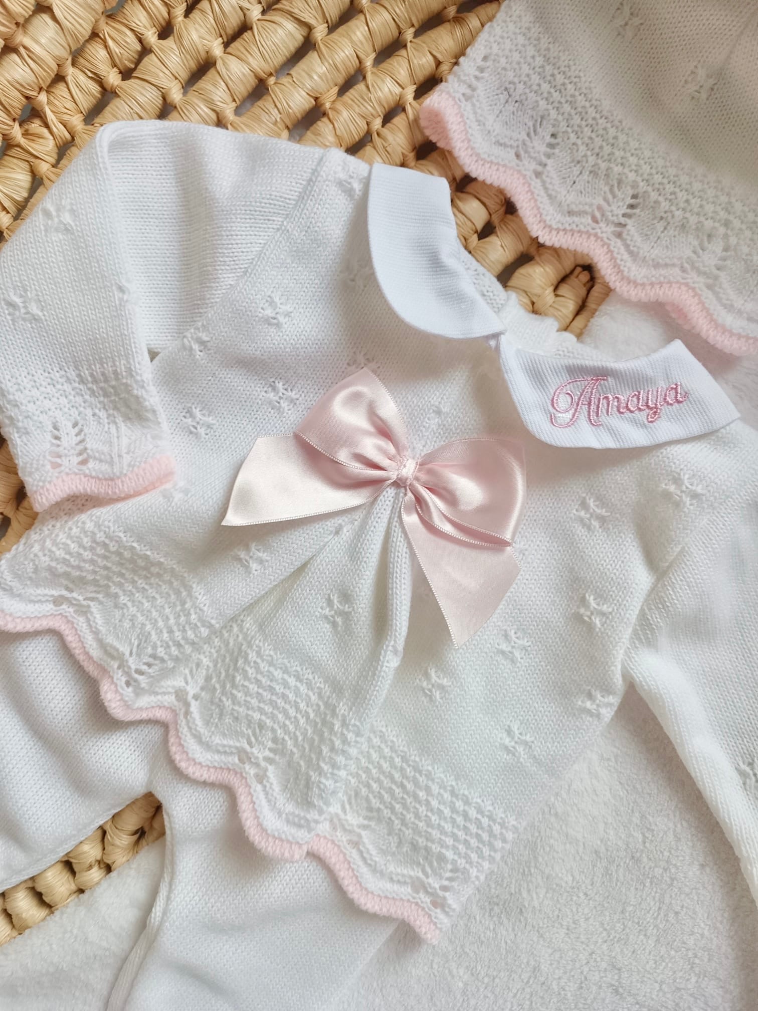 Ensemble complet blanc/ rose avec nœud satiné rose 0/3 mois