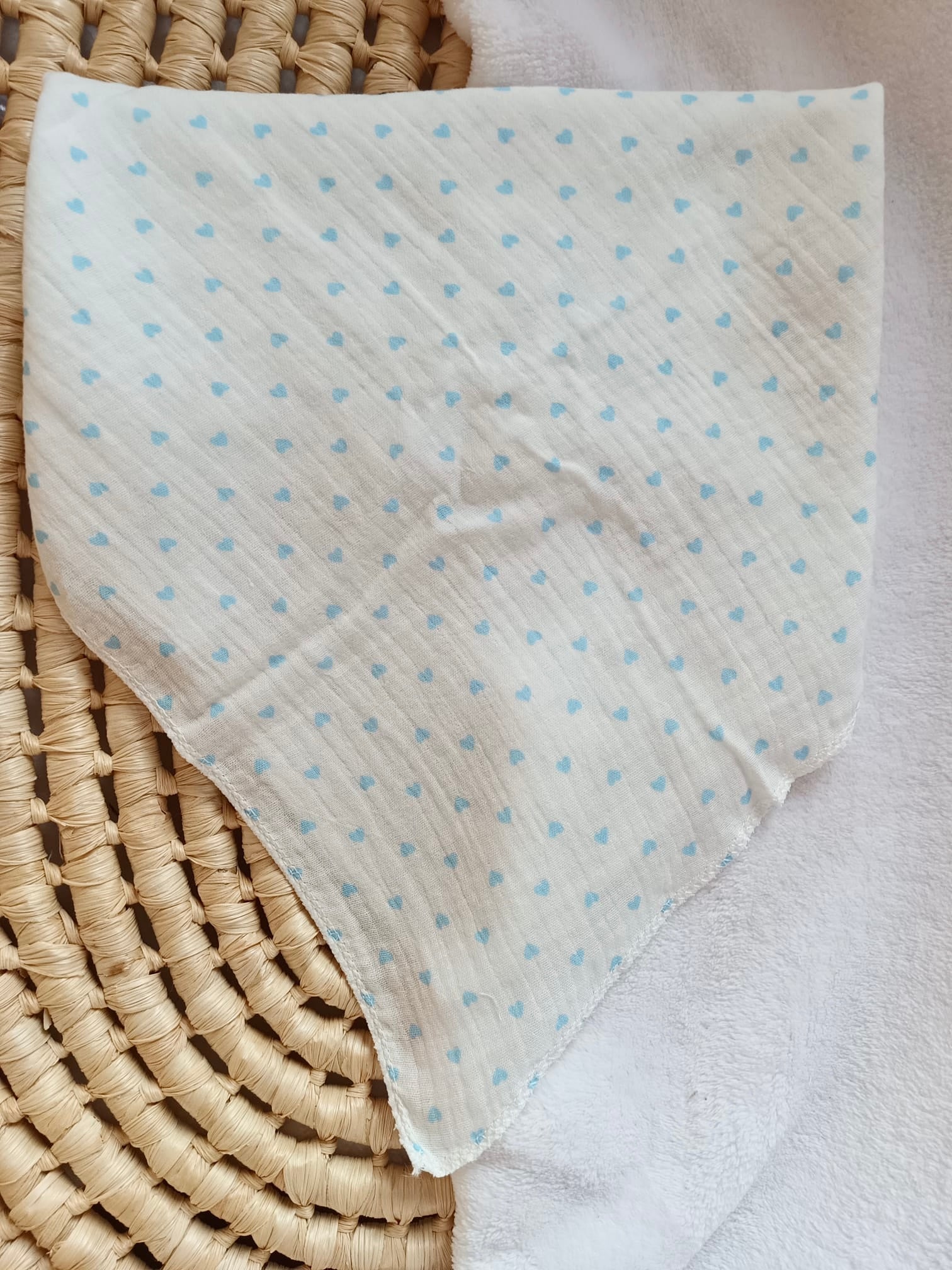 Lange en gaze de coton blanc avec cœurs bleu ciel 60*60 personnalisable