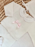 Ensemble complet naissance 0/3 mois, blanc avec détails et noeud satiné rose + dentelle