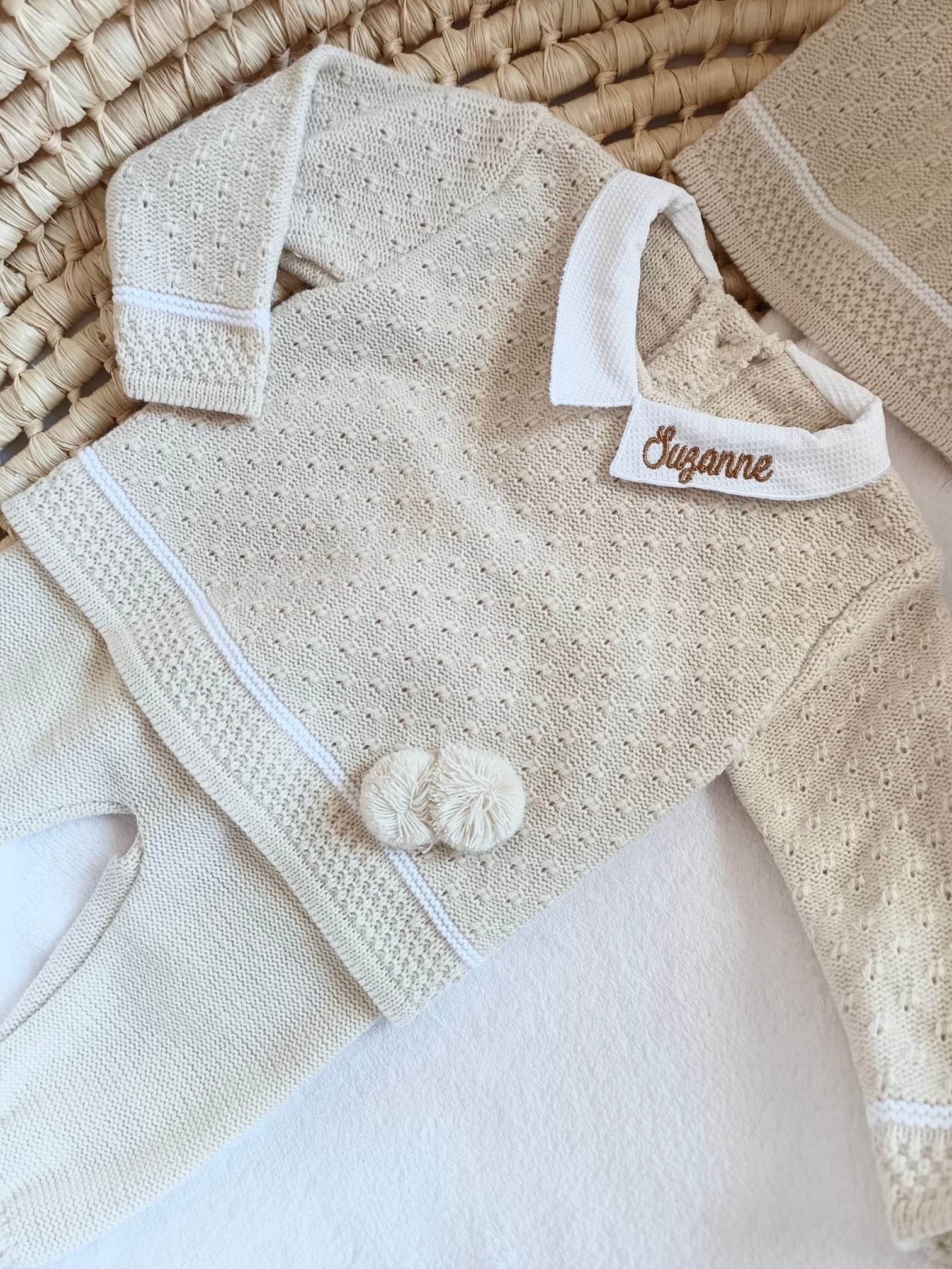 Ensemble complet beige/blanc pompons - plusieurs tailles - personnalisable -