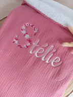 Couverture en gaze de coton et polaire framboise - personnalisable -