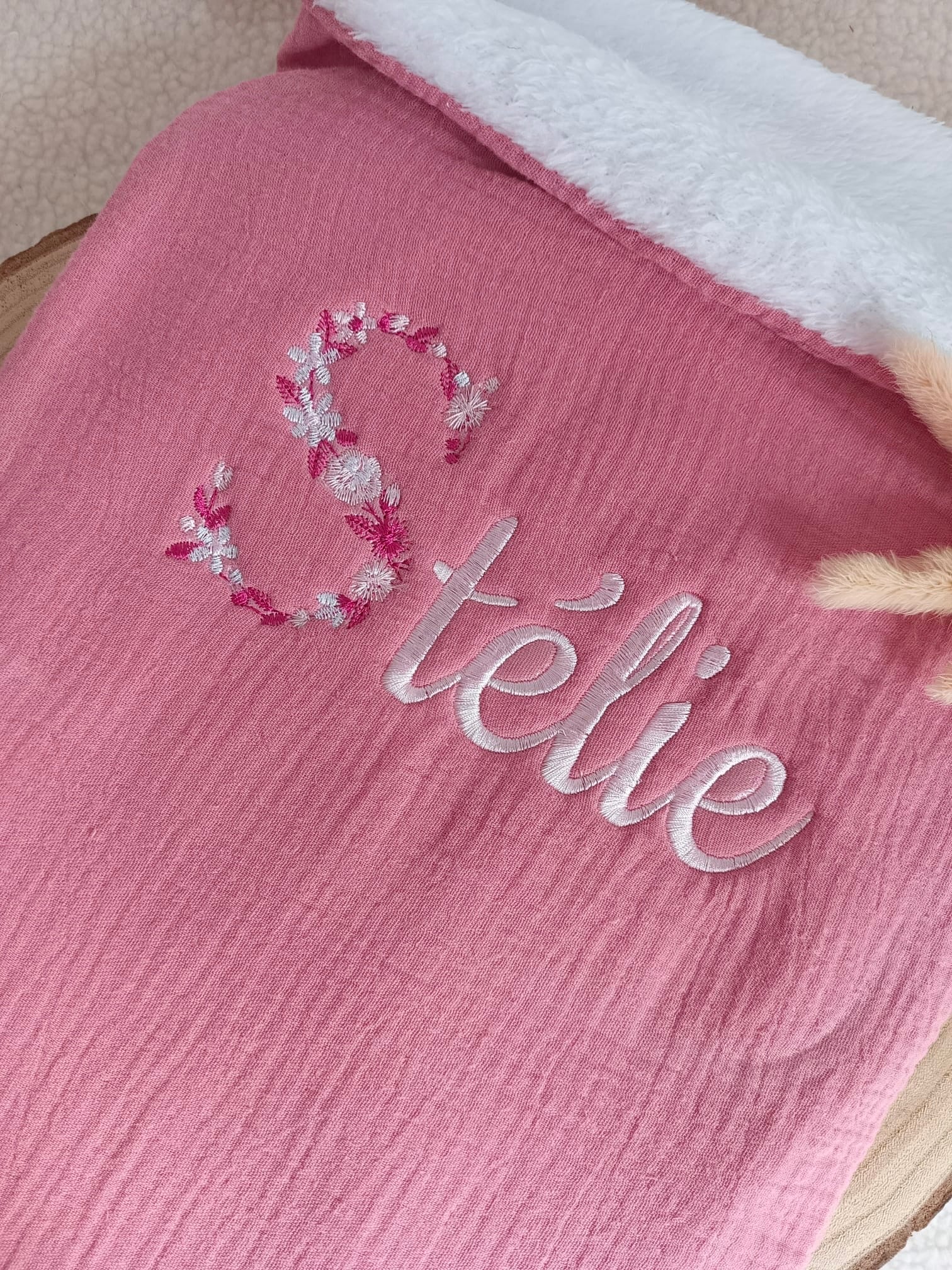 Couverture en gaze de coton et polaire framboise - personnalisable -