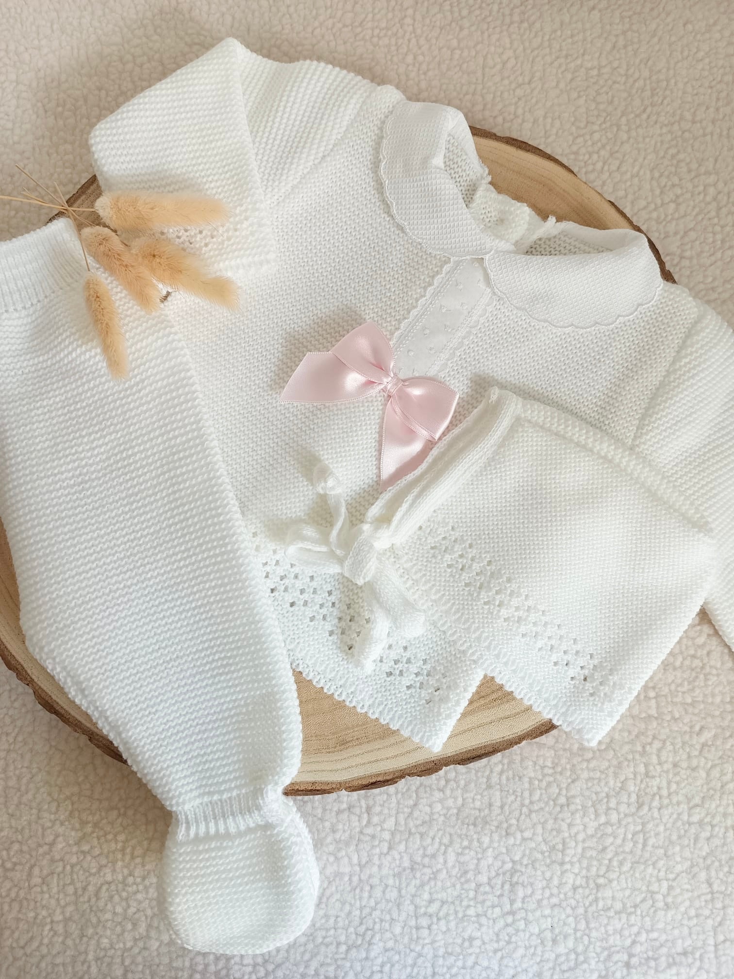 Ensemble complet naissance 0/3 mois, blanc avec détails et noeud satiné rose + dentelle