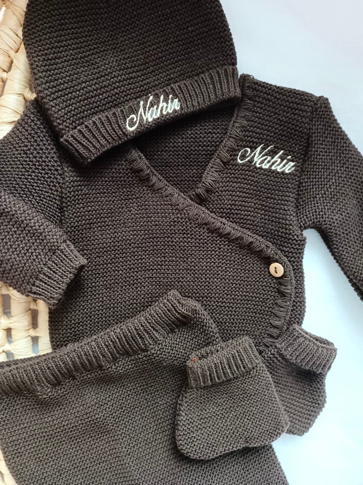 Tenue naissance 0/3 mois en maille marron - personnalisable