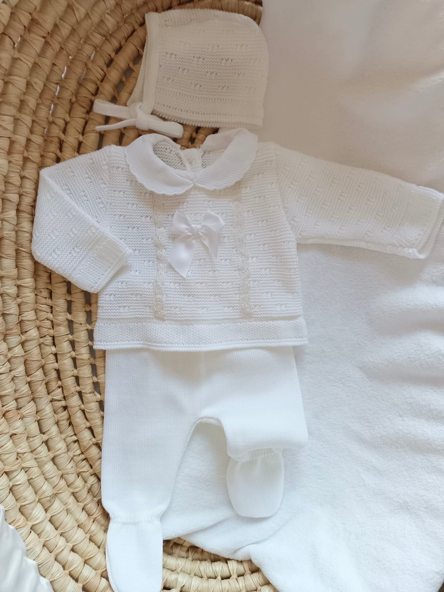 Ensemble complet naissance blanc avec noeud satiné blanc + détails dentelle 0/3 mois