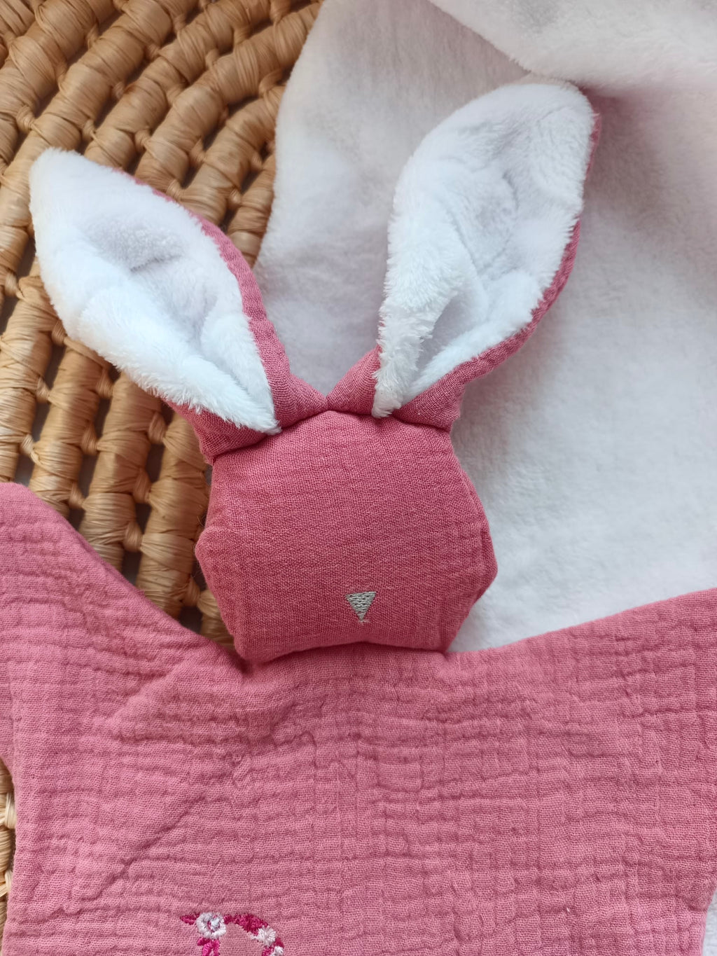 Doudou lapin avec oreilles polaire blanche gaze de coton framboise