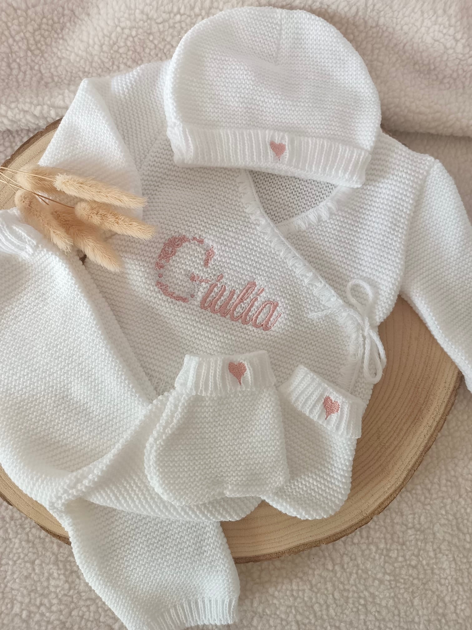 Tenue naissance blanc 0/3 mois - avec Lettre Fleuries à personnaliser + coeurs - personnalisable -