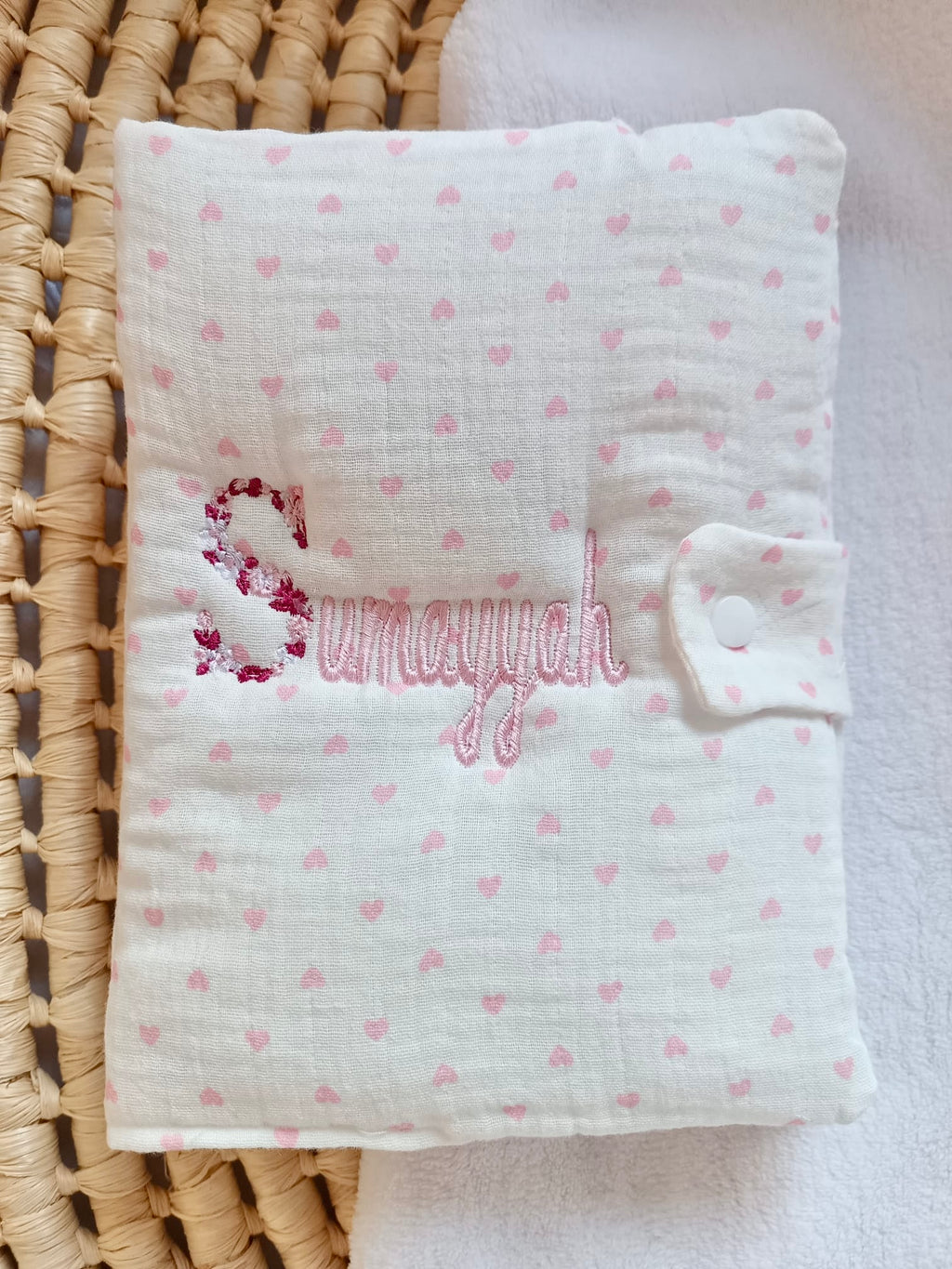 Protège carnet de santé avec cœurs rose - personnalisable -