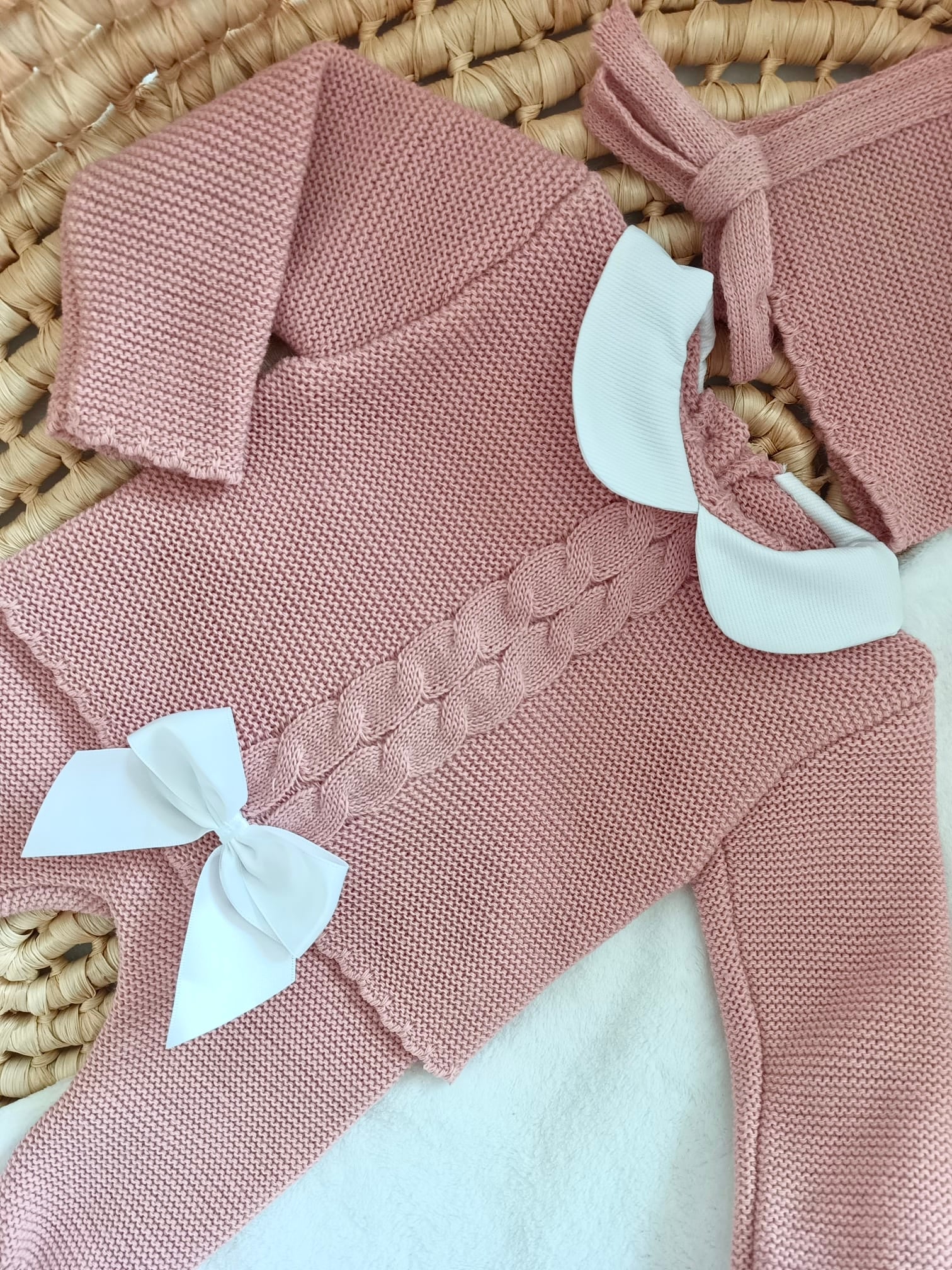 Ensemble complet vieux rose torsade avec noeud satiné blanc 0/3 mois