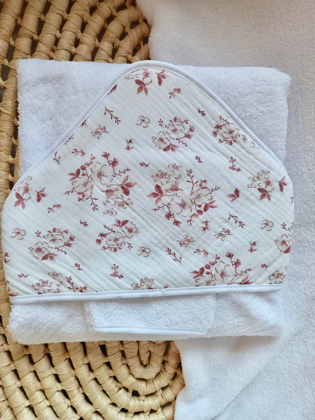 Cape de bain en gaze de coton et polaire fleurs de coton tons bordeaux/framboise