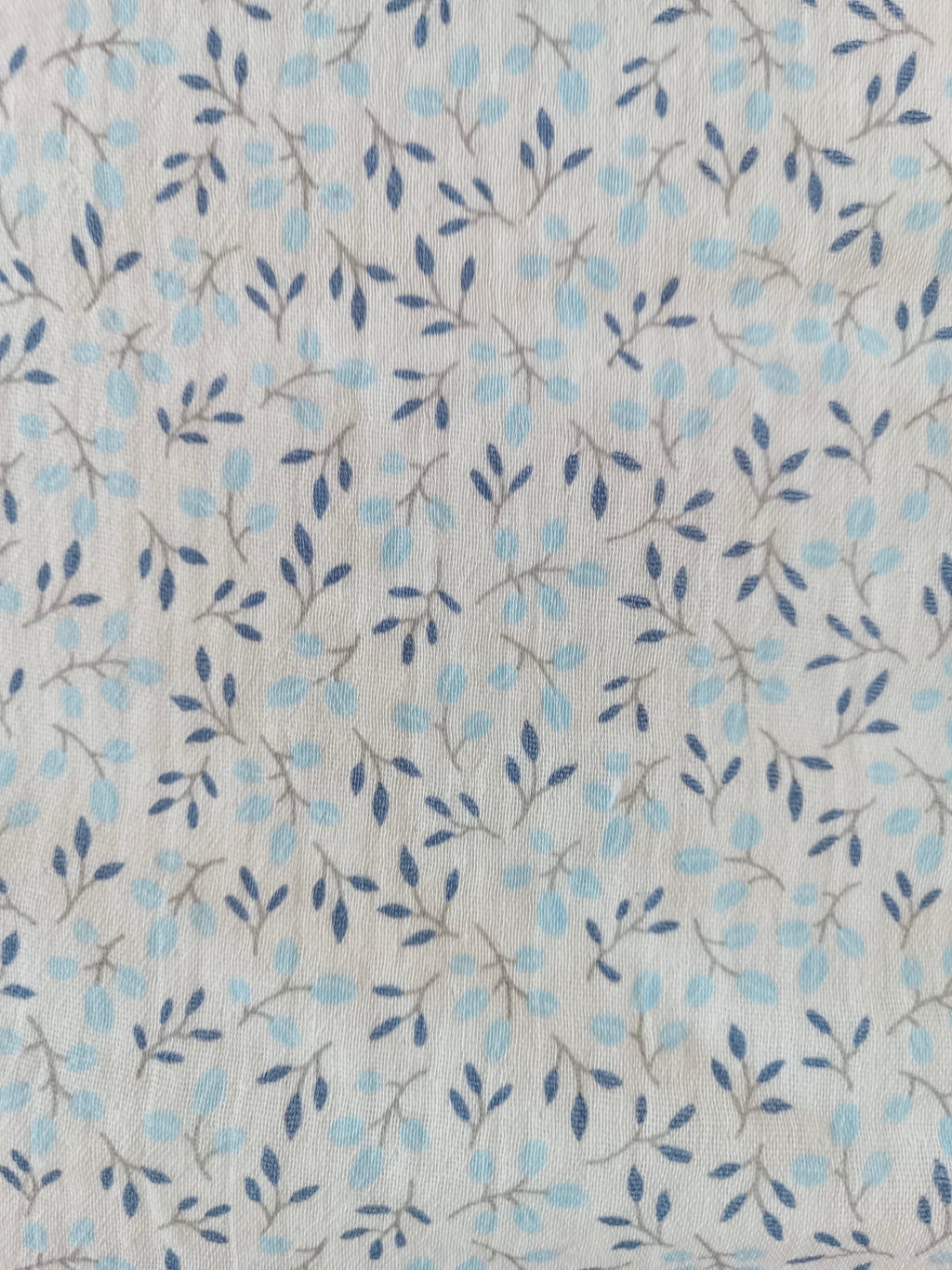 Nid d'ange en gaze de coton blanc  fleurie tons bleu ciel/bleu marine