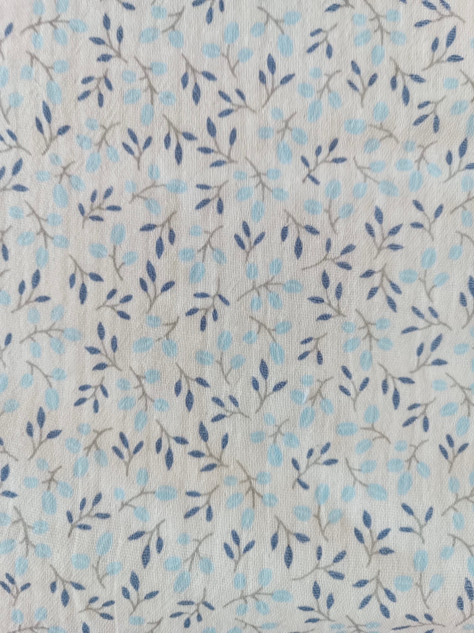Nid d'ange en gaze de coton blanc  fleurie tons bleu ciel/bleu marine