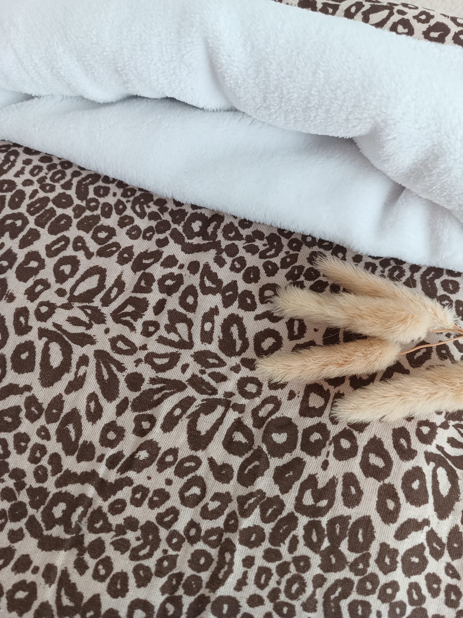 Couverture en gaze de coton et polaire beige léopard