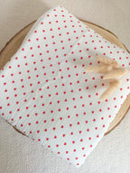Couverture en gaze de coton blanc et polaire avec cœurs rouge - personnalisable -