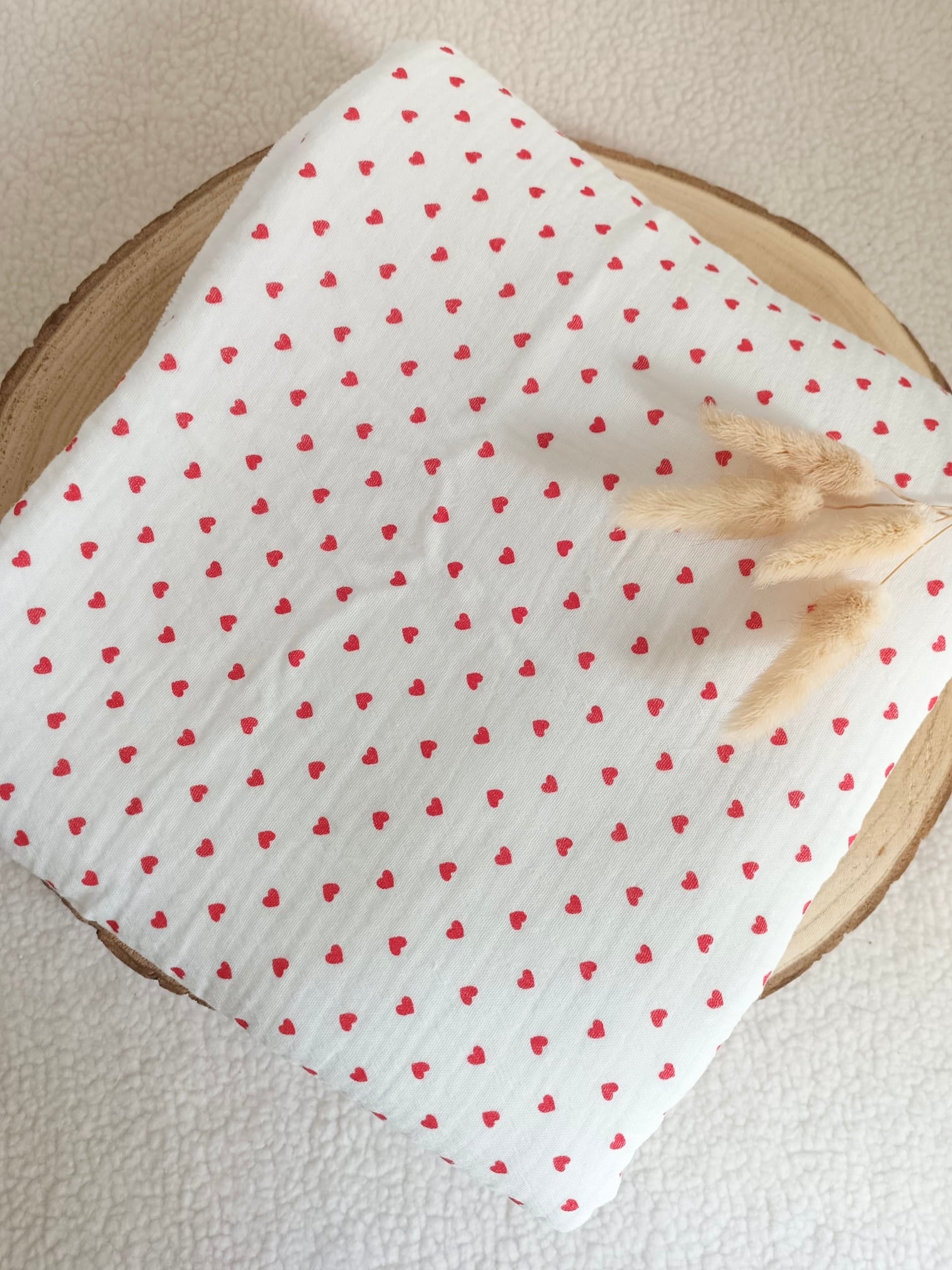 Couverture en gaze de coton blanc et polaire avec cœurs rouge - personnalisable -