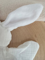 Doudou lapin avec oreilles polaire blanche en gaze de coton blanc