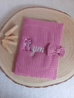 Protège carnet de santé en gaze de coton framboise avec noeud - personnalisable -