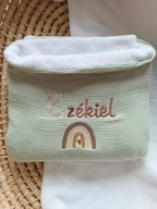 Couverture en gaze de coton et polaire vert sauge - personnalisable -