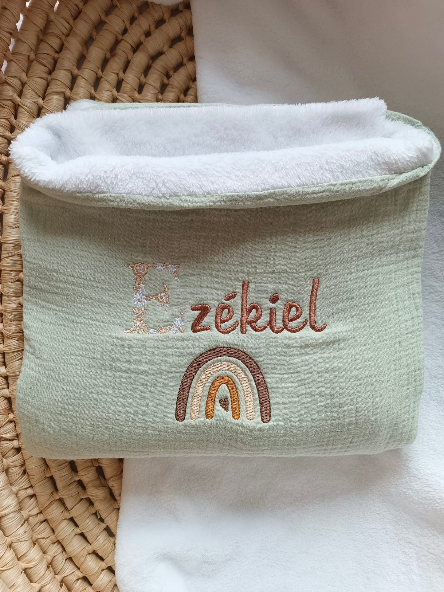 Couverture en gaze de coton et polaire vert sauge - personnalisable -