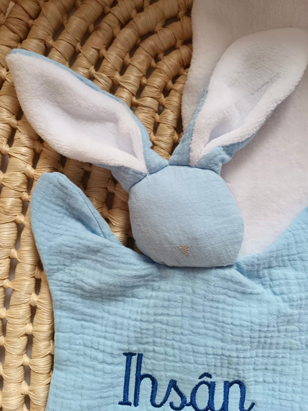 Doudou lapin avec oreilles blanche en gaze de coton bleu ciel