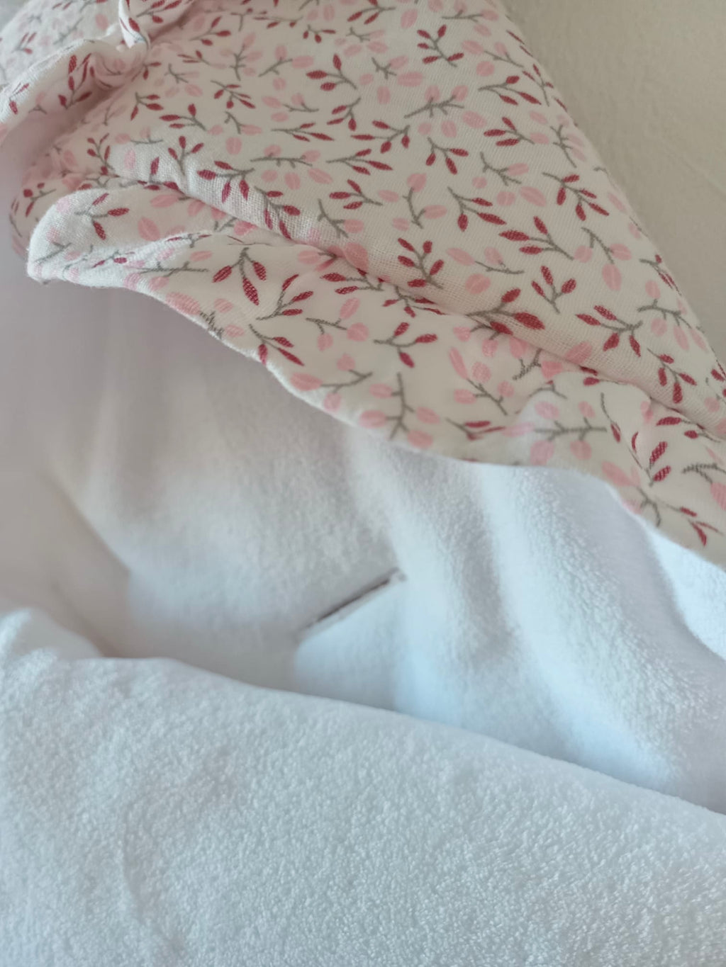 Nid d'ange en gaze de coton blanc  fleurie tons rose/fushia