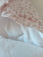 Nid d'ange en gaze de coton blanc  fleurie tons rose/fushia