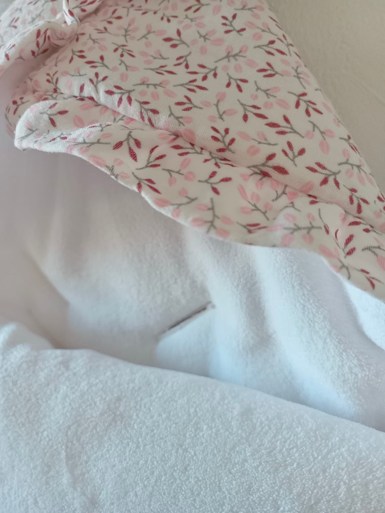 Nid d'ange en gaze de coton blanc  fleurie tons rose/fushia