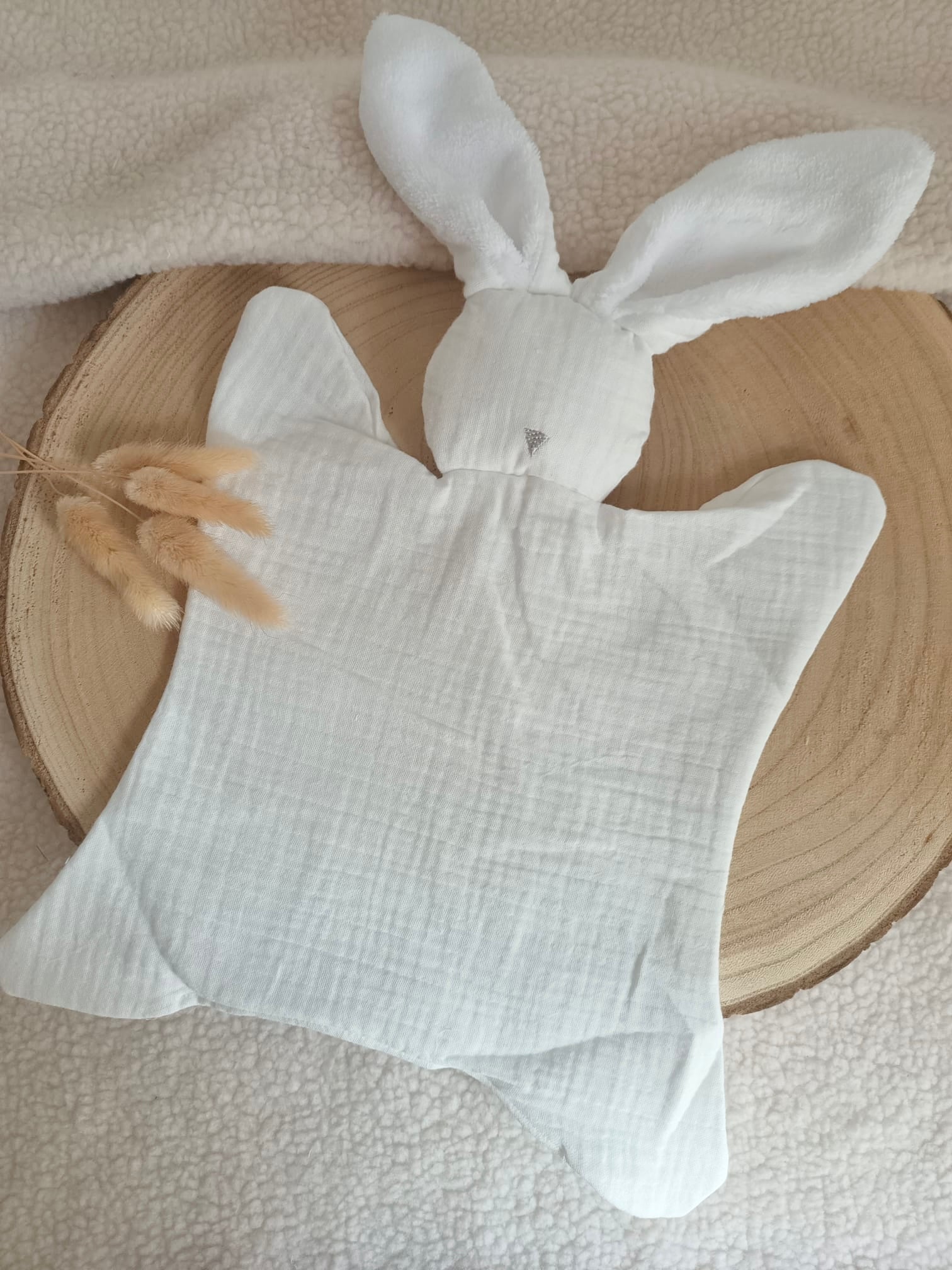 Doudou lapin avec oreilles polaire blanche en gaze de coton blanc