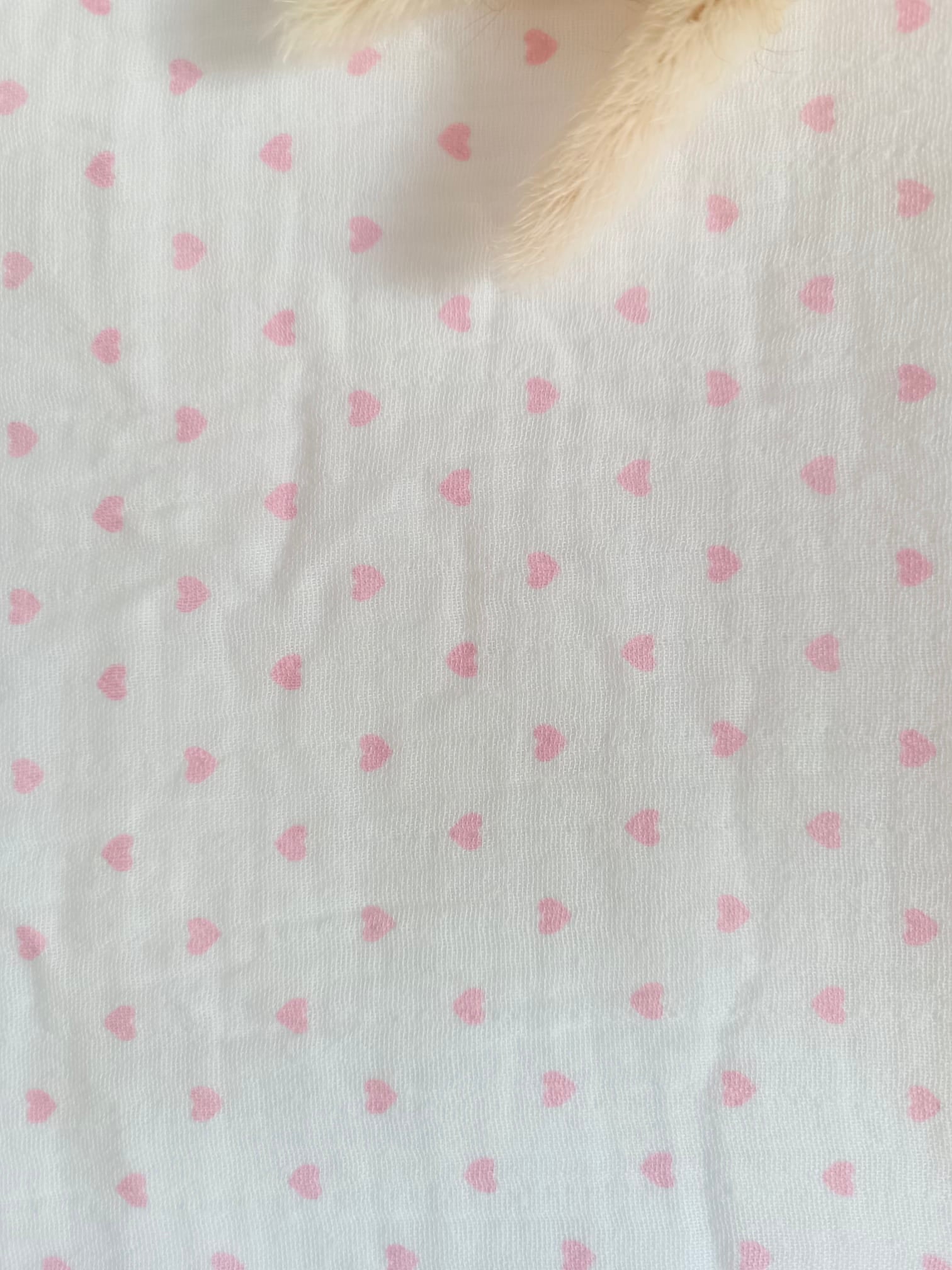 Couverture en gaze de coton blanc et polaire avec cœurs rose - personnalisable -
