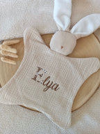 Doudou lapin avec oreilles polaire blanche en gaze de coton beige