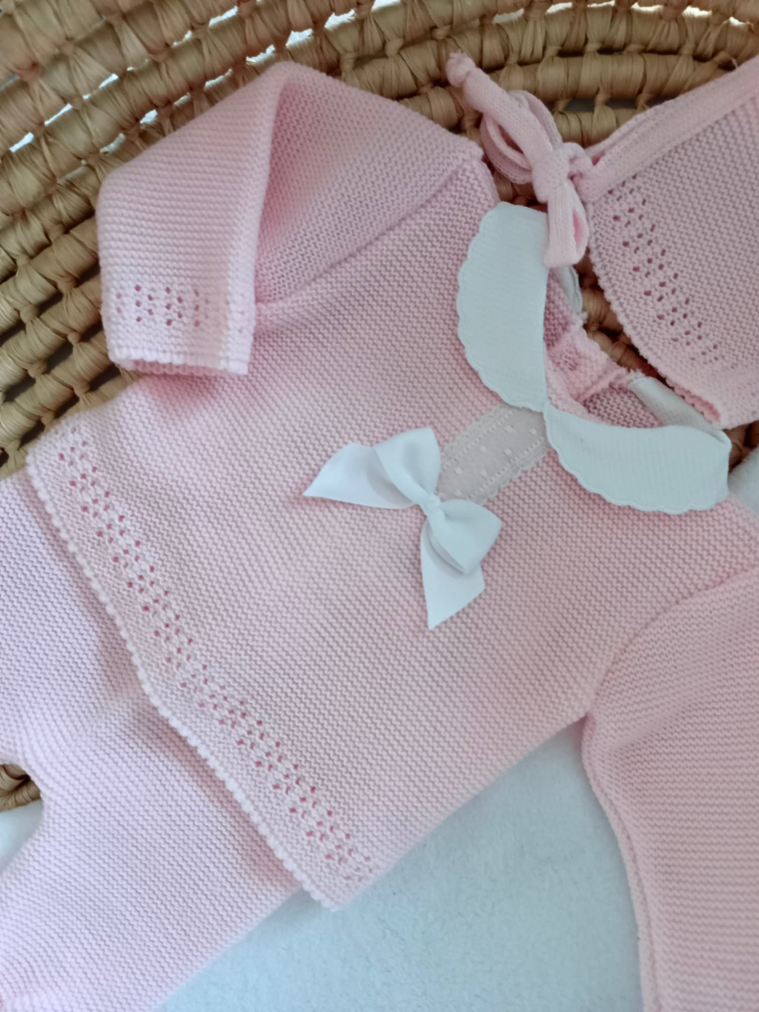 Ensemble complet naissance 0/3 mois, rose avec détails et noeud satiné blanc + dentelle