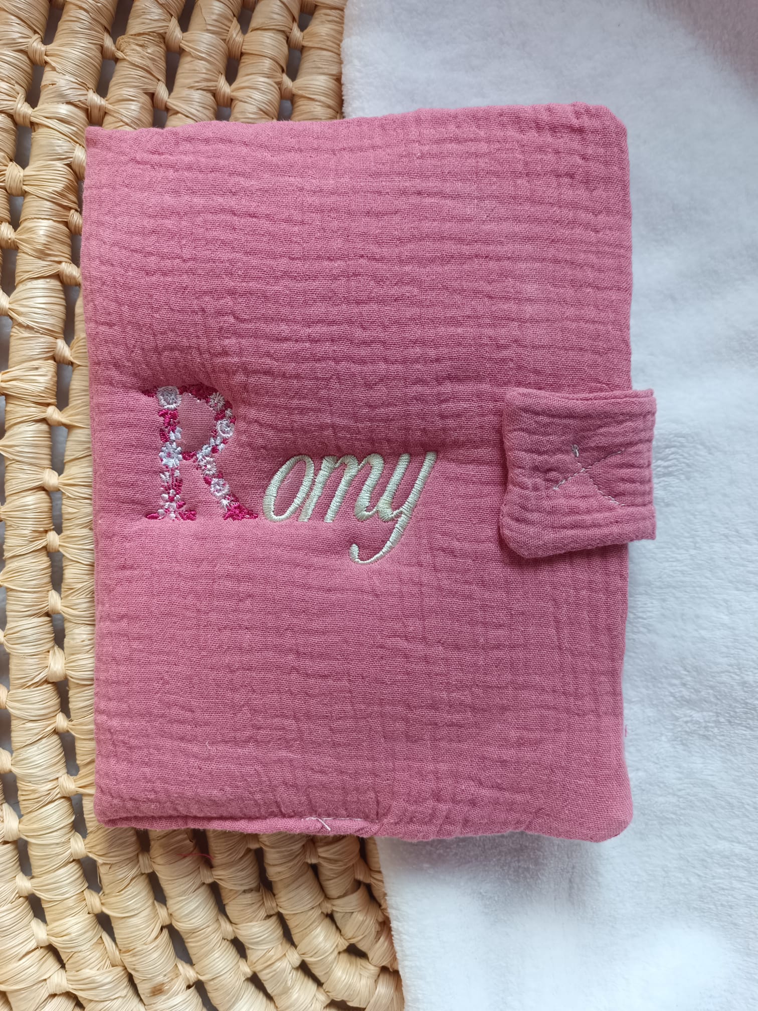 Protège carnet de santé en gaze de coton framboise - personnalisable -