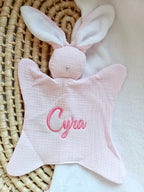 Doudou lapin avec oreilles polaire blanche gaze de coton rose