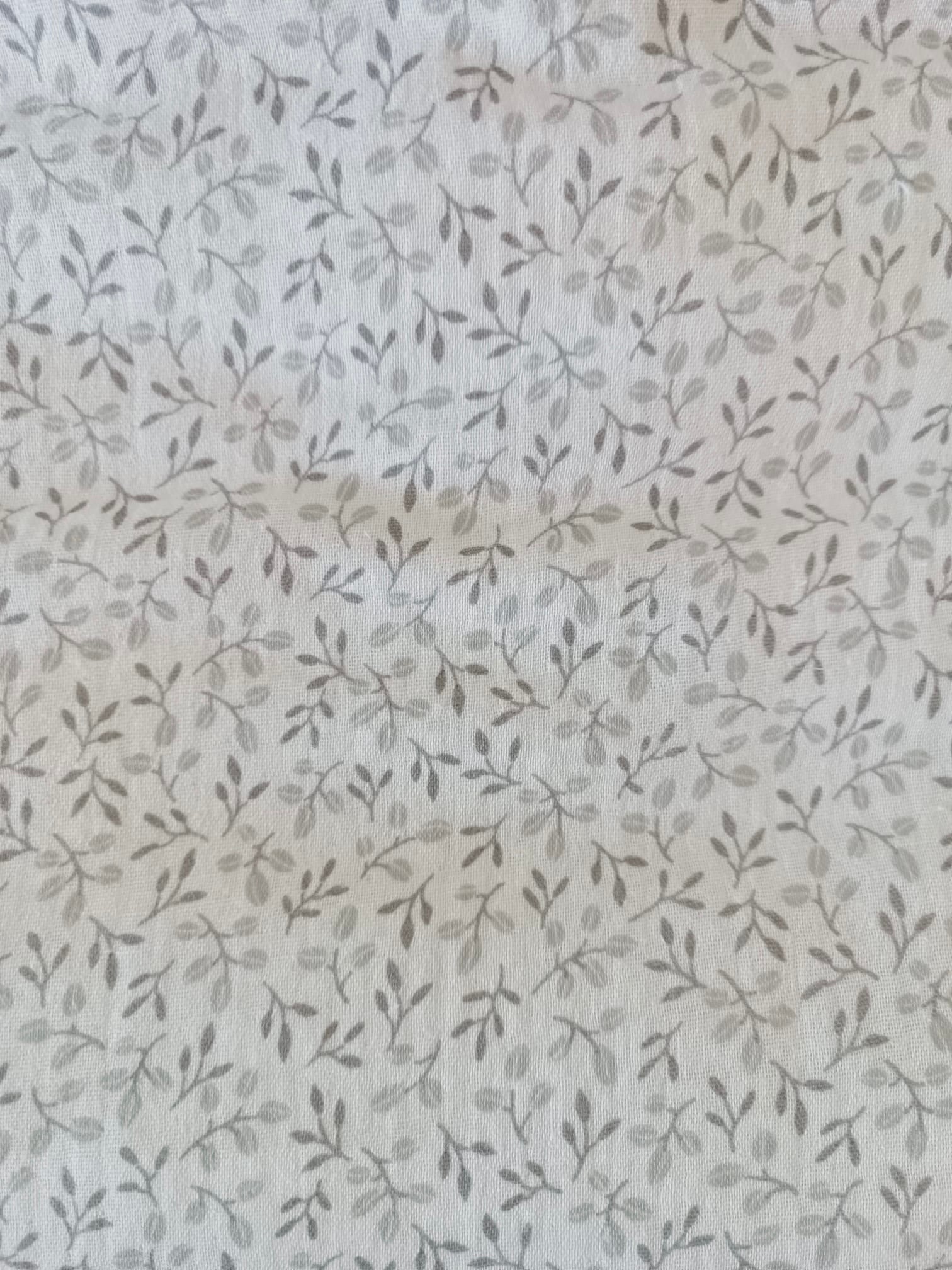 Nid d'ange en gaze de coton blanc  fleurie tons gris