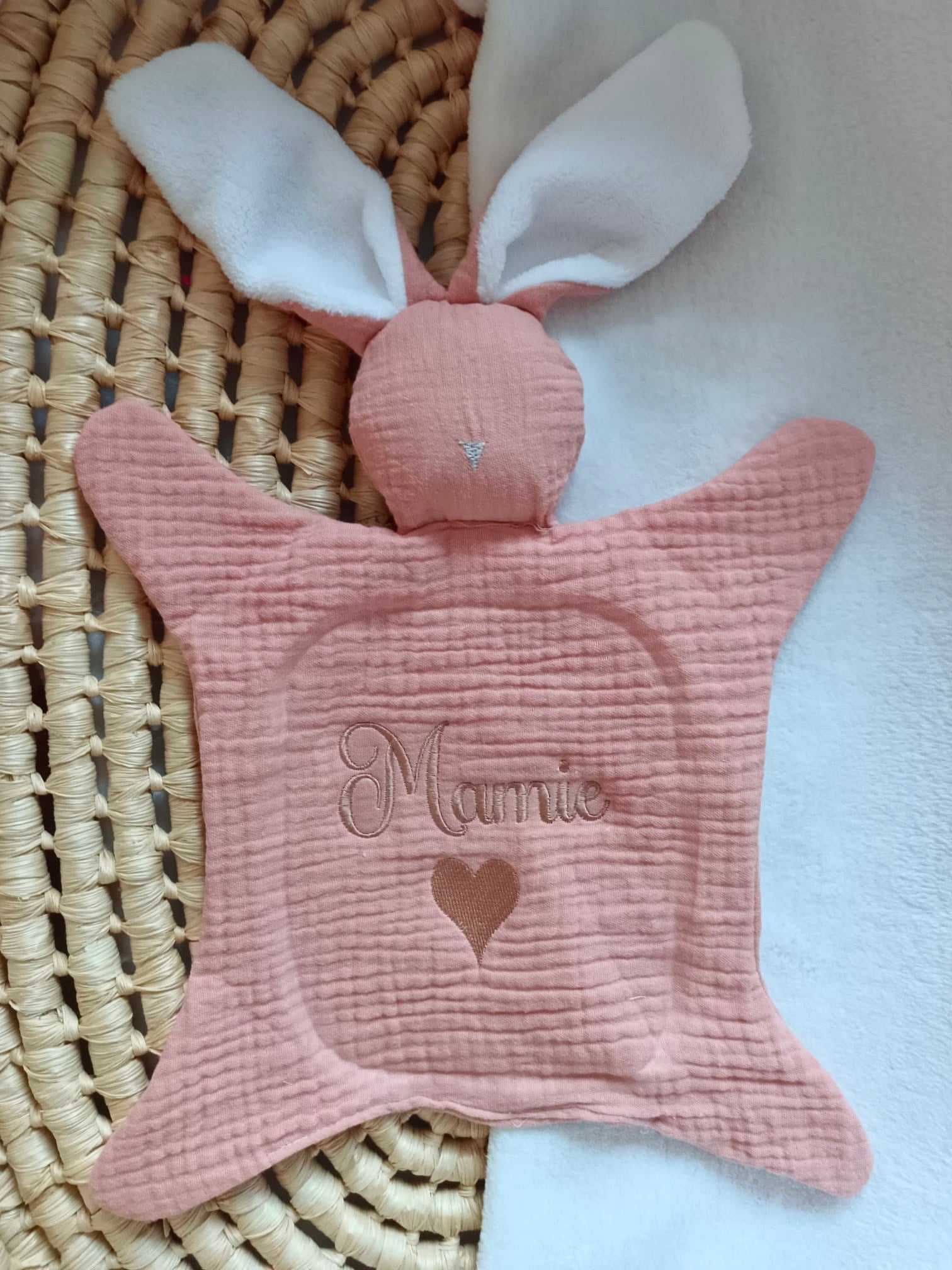 Doudou lapin avec oreilles polaire blanche en gaze de coton terracotta