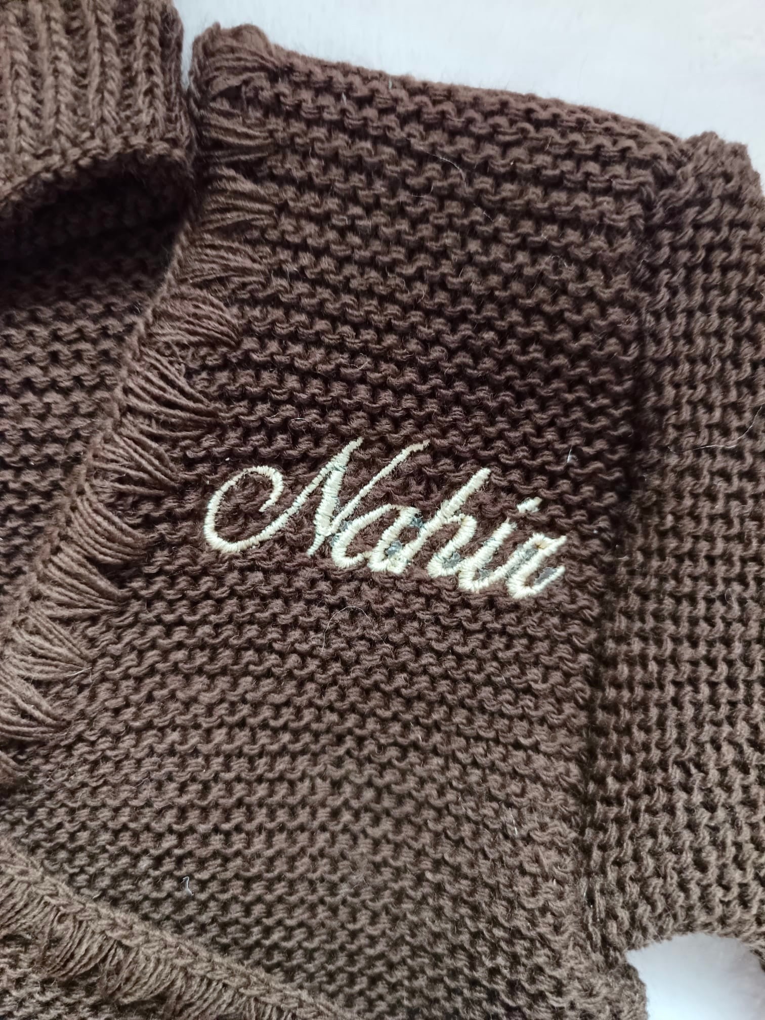 Tenue naissance 0/3 mois en maille marron - personnalisable