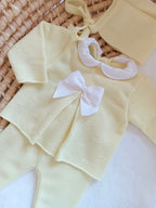 Ensemble complet jaune avec noeud satiné blanc 0/3 mois