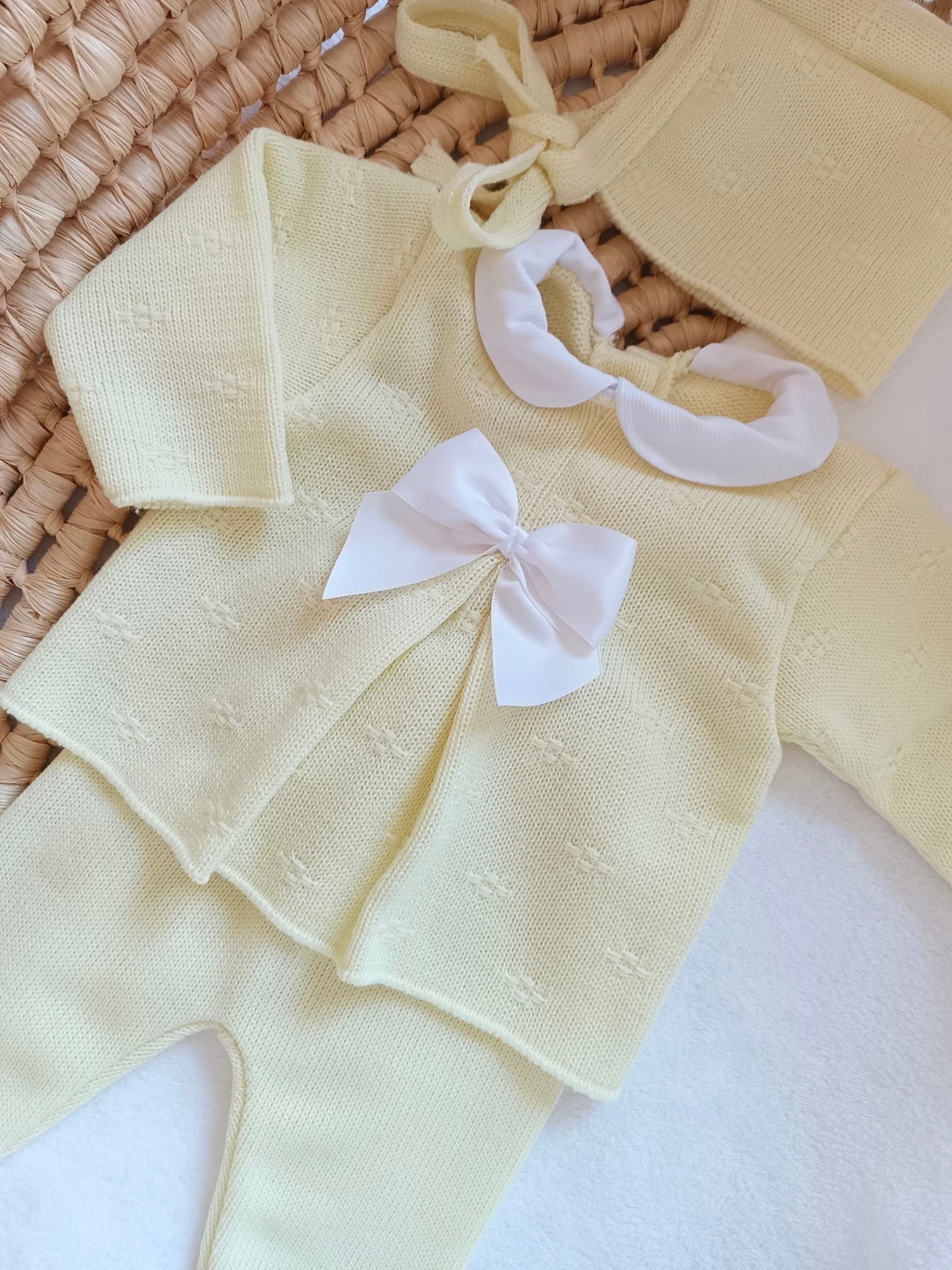 Ensemble complet jaune avec noeud satiné blanc 0/3 mois