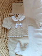Ensemble complet beige/blanc avec noeud satiné blanc 0/3 mois