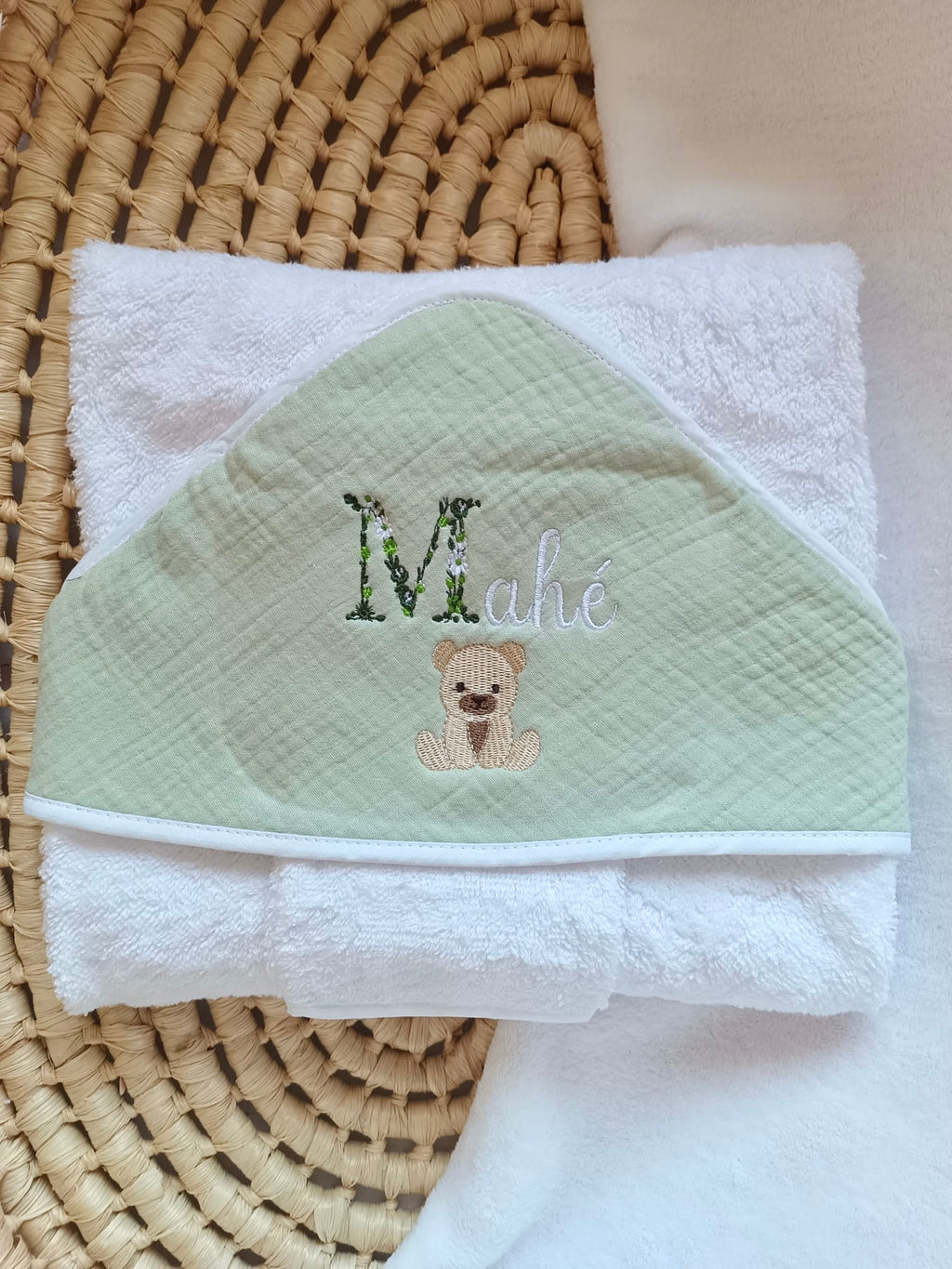 Cape de bain en gaze de coton vert sauge - personnalisable -