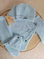 Tenue naissance 0/3 mois en maille bleu ciel - personnalisable