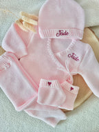 Tenue de naissance personnalisée 4 pièces en maille – Bébé 0-3 mois