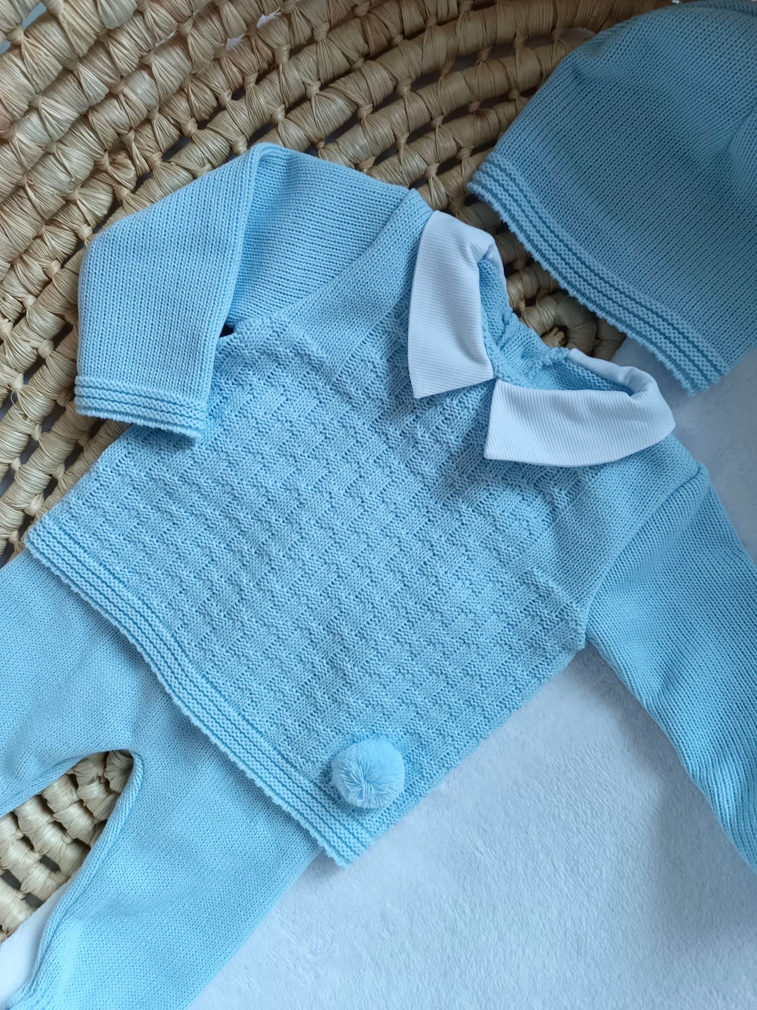 Ensemble complet bleu ciel avec pompom 0/3 mois