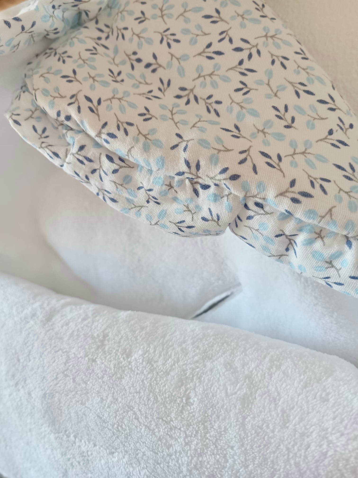 Nid d'ange en gaze de coton blanc  fleurie tons bleu ciel/bleu marine