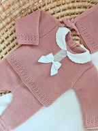 Ensemble complet naissance 0/3 mois, vieux rose avec détails et noeud satiné blanc + dentelle