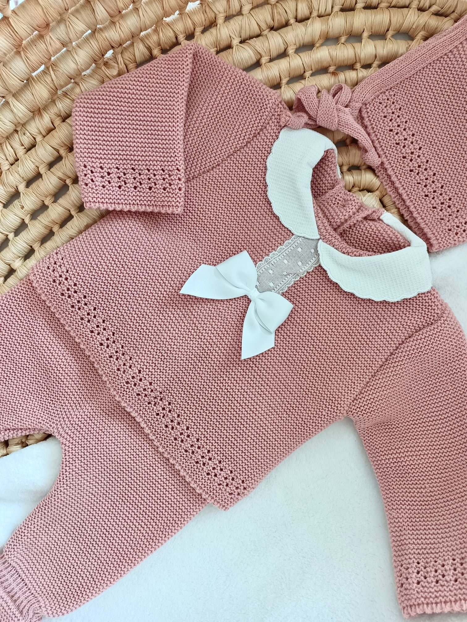 Ensemble complet naissance 0/3 mois, vieux rose avec détails et noeud satiné blanc + dentelle