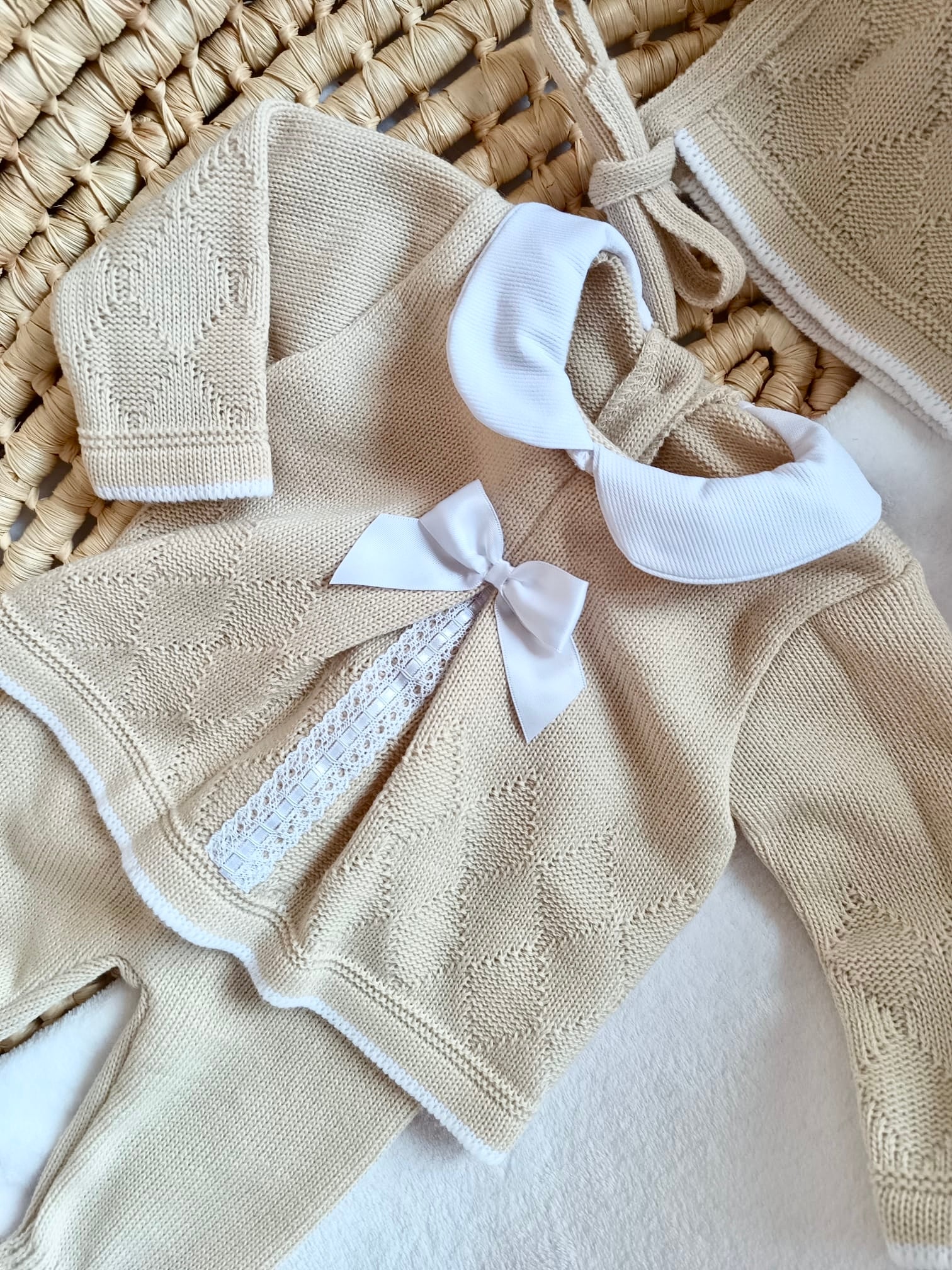 Ensemble complet beige avec détails blanc 0/3 mois